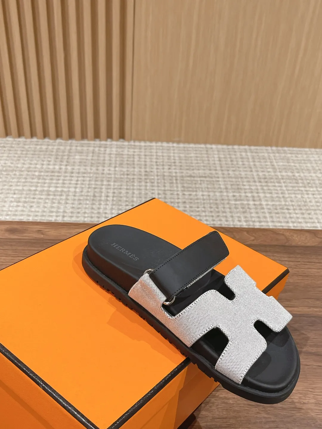 💕💕Factory direct selling price p480💕💕 𝐇𝐞𝐫𝐦𝐞𝐬 Hermès second uncle slippers, must be crazy to call🙆 The classic + 2025 new color matching is also so beautiful. The contrasting splicing of different colors and materials can easily create a fashionable look Size: 35-45
